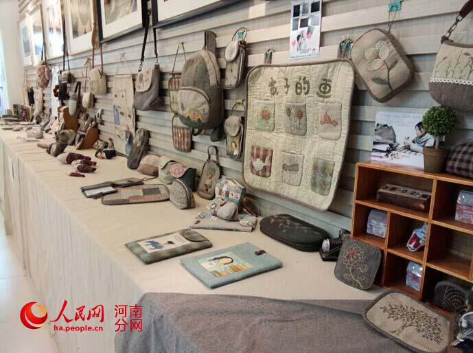 人民网：品味高雅 享受生活—中原工学院举办手工布艺作品展