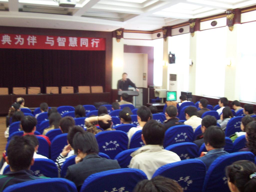 图书馆举办“与经典同行”读书活动