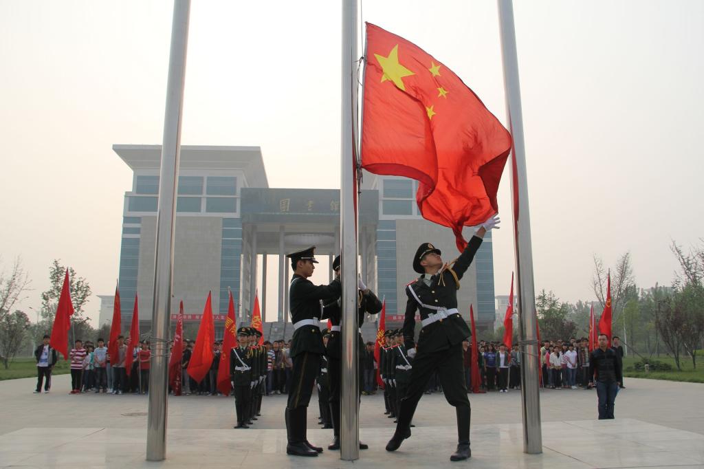 弘扬五四精神 共筑中国梦想——我校举行升旗仪式庆祝五四青年节