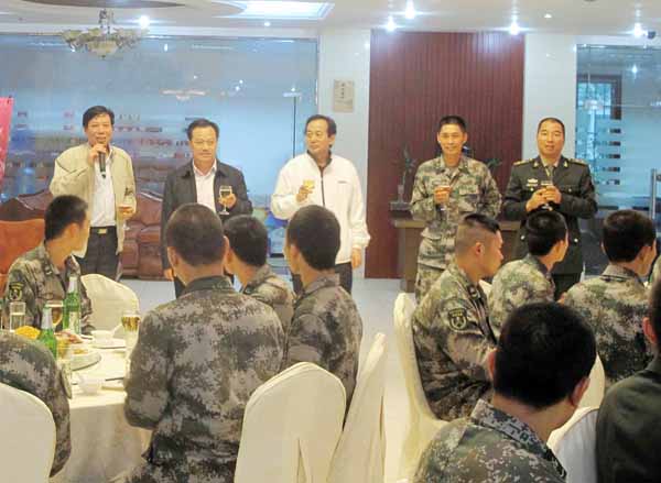 军民鱼水情深 我校领导与施训官兵共度中秋佳节