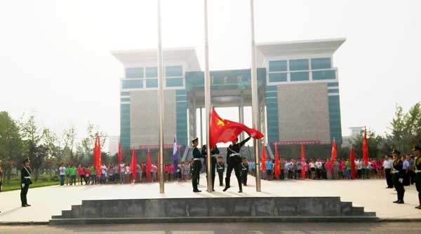 我校举办2014届毕业生党员升旗、重温入党誓词活动