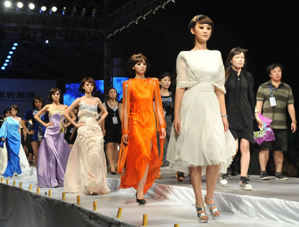 我校2011届服装毕业展演隆重举行