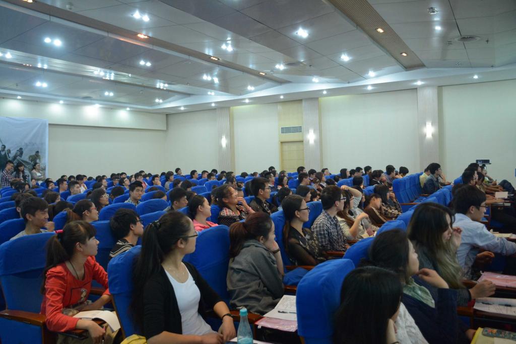 我校对学生干部进行培训