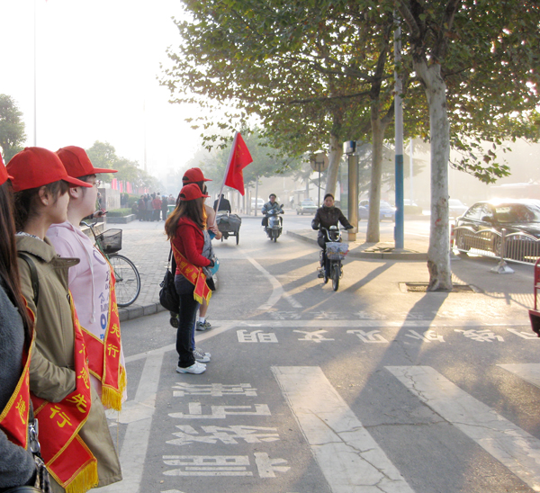 我校参与文明交通志愿者服务