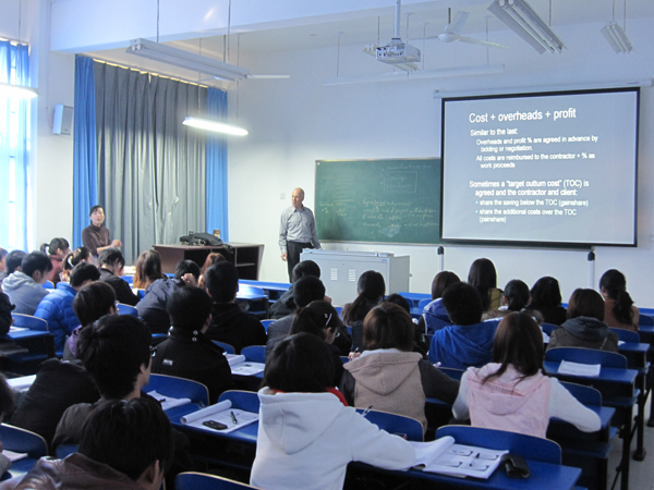 合作办学高校4名专业教师完成在我校的授课和学术交流活动