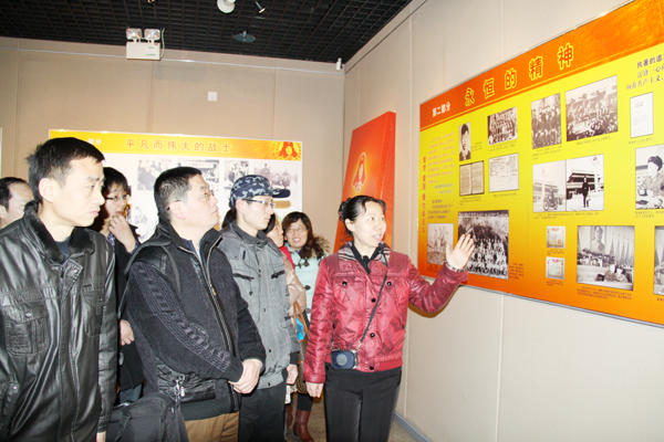 我校师生参观“雷锋精神与时代同行”大型图片展