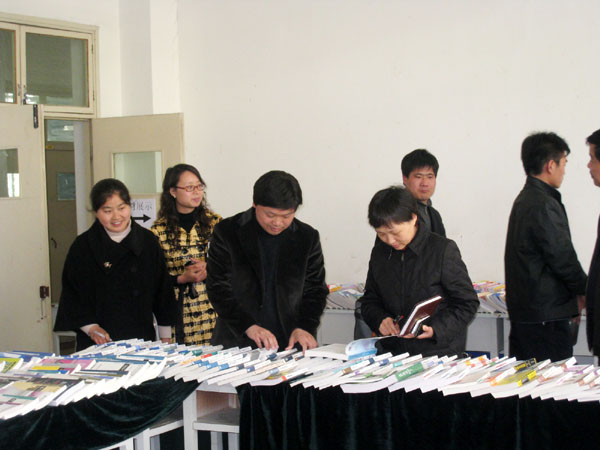 我校举办优质教材展示活动