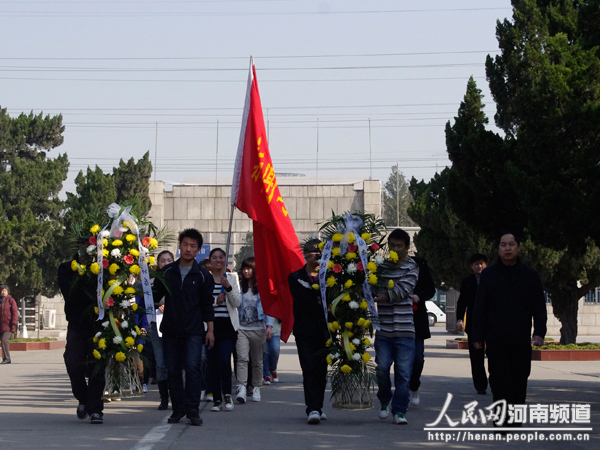 人民网：雷锋月中原工学院师生祭扫革命烈士陵园