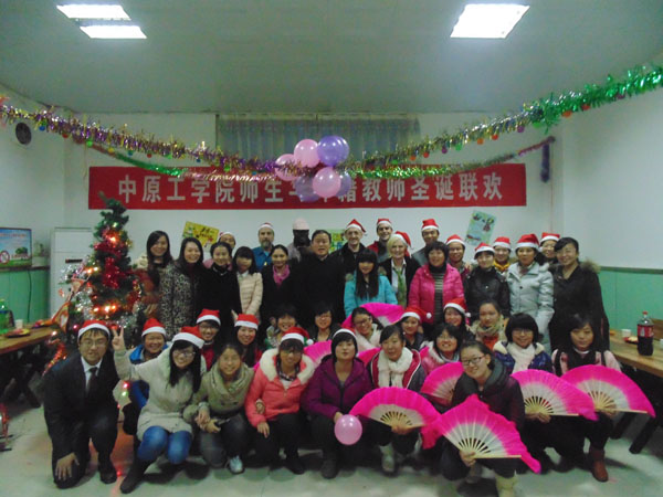 我校师生与外籍教师共迎圣诞