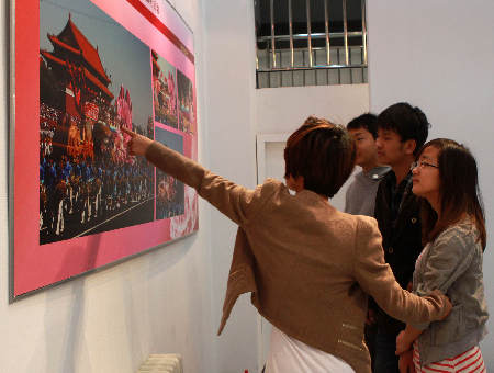 中原工学院举办艺术作品展 庆祝建党90周年
