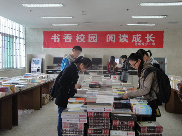 “精品图书进校园”活动举办