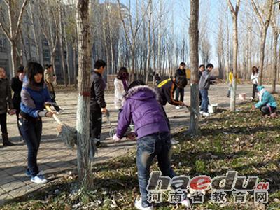 河南省教育网：中原工学院百名志愿者给树木穿防护外衣