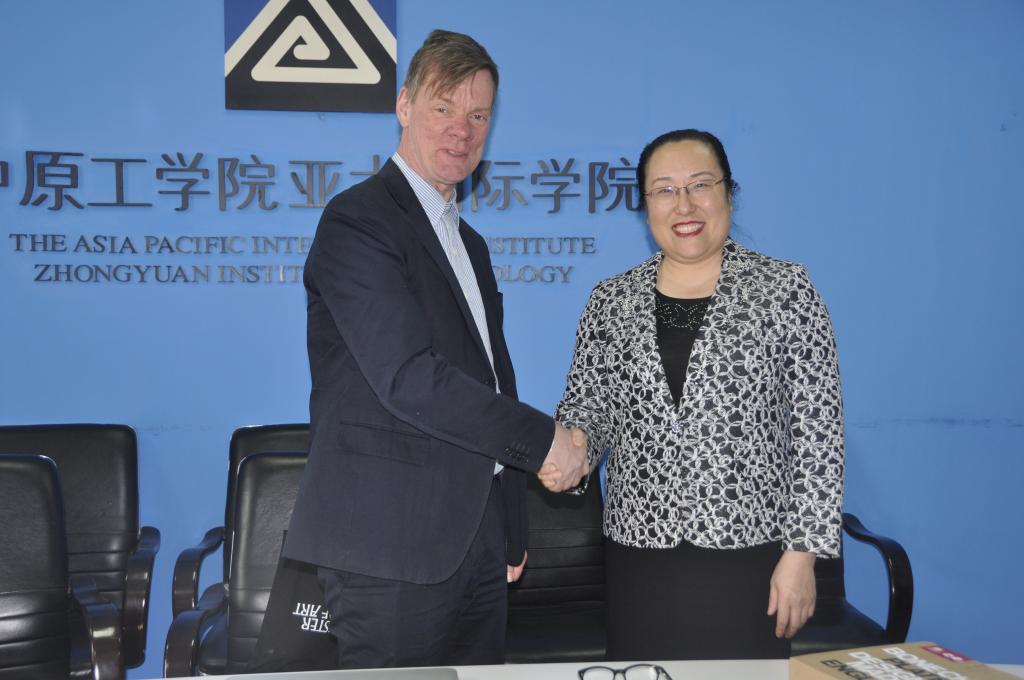 英国曼彻斯特城市大学艺术设计学院国际部主任Alan Holmes 一行访问我校