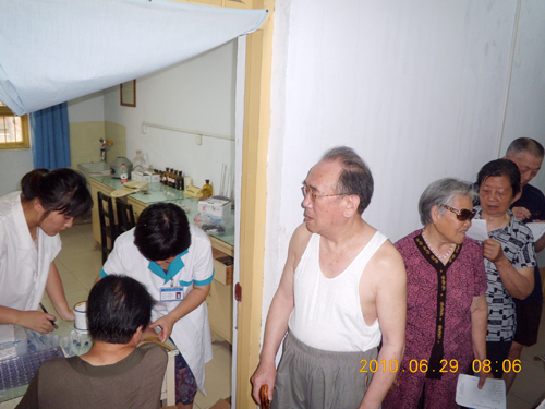 校医院为离退休教职工免费体检身体