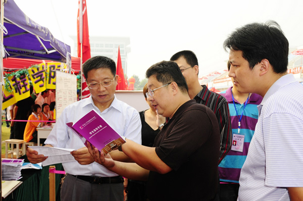 “到了中原工学院就到了家”—刘志刚副书记看望新生及家长并查看新生接待工作