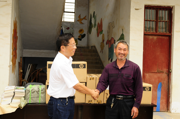 我校到结对帮扶村、希望小学慰问演出