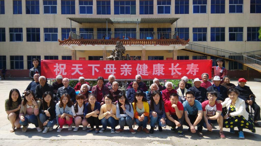 我校师生齐携手开展母亲节感恩活动