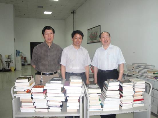 美国学者罗凯玲教授向我校图书馆赠书