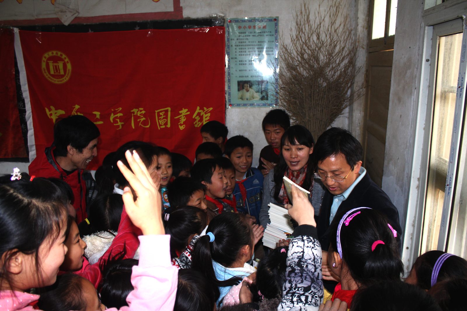 图书馆开展“爱心远航，送知识送温暖”活动