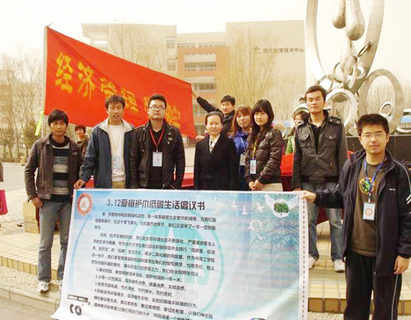 经管学院多种形式教育学生党员