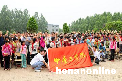 中国新闻网：大手牵小手 欢乐过“六一”-中原工学院师生到希望小学慰问演出
