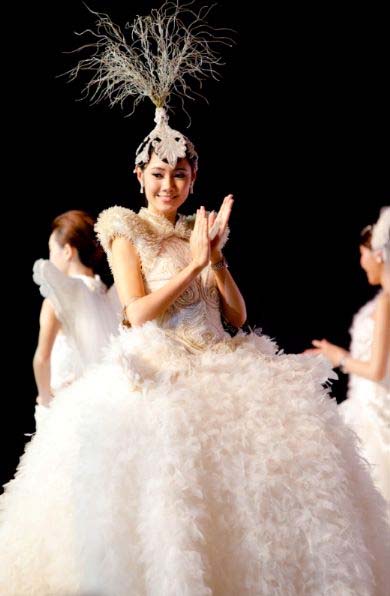 《中国纺织报》中原工学院学生婚纱设计师大赛夺冠