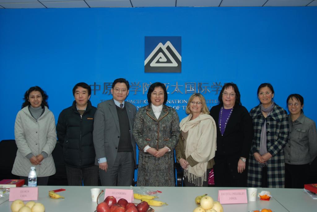 英国曼彻斯特城市大学服装系主任Helen Rowe一行来我校考察访问