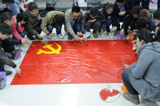 中国网：大学生携手新疆班学员共绘党旗 喜迎党的十八大