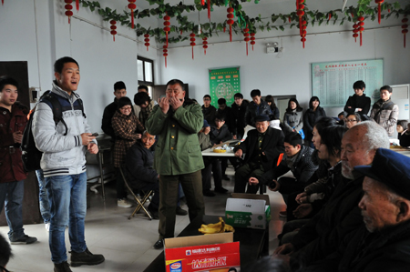 中国日报网：中原工学院：雷锋精神凝笔尖 素描书法献老人