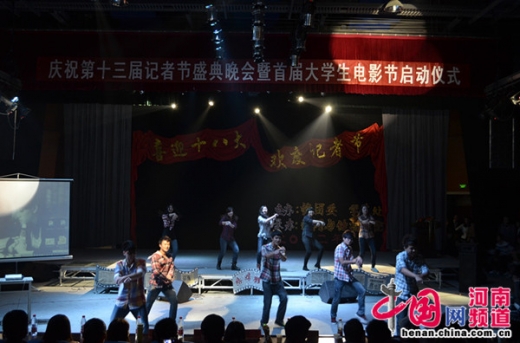 中国网：新闻专业大学生热跳骑马舞 庆祝记者节献礼十八大