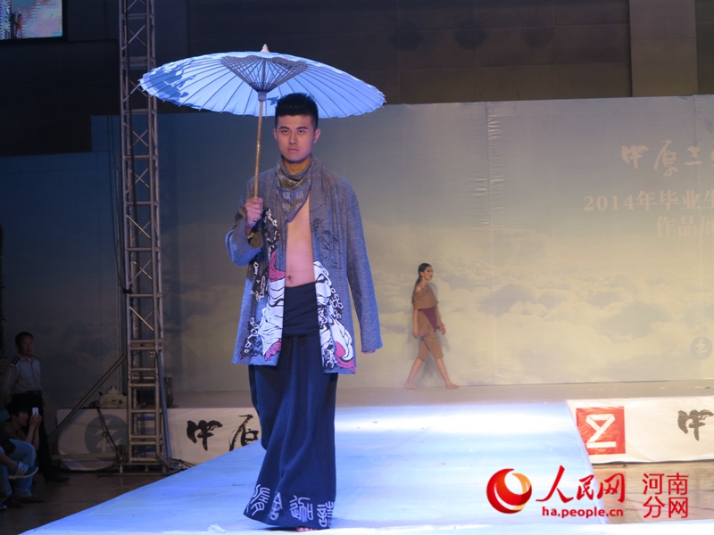 人民网、新华网、大河报、郑州日报等媒体报道我校2014届毕业生服装展演