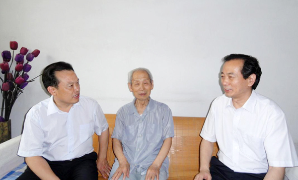 校领导走访慰问离休老干部