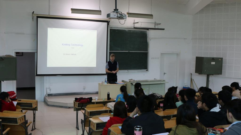 英国利兹大学高级讲师Simon Harlock来我校授课